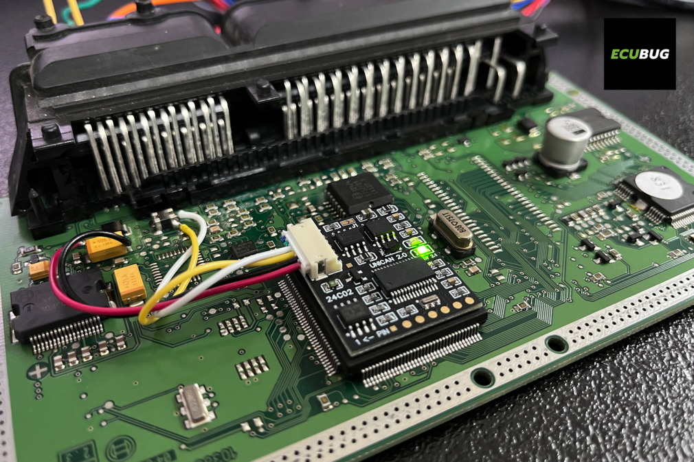 UNICAN 2 CAN bus immobiliser emulator connected to Bosch ME7.7.0 ECU from Smart 451, green LED indicating successful IMMO authentication