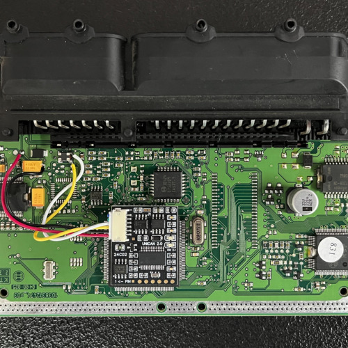 UNICAN 2 immobiliser emulator wired to Smart 451 Bosch ME7.7.0 ECU with four wires — red +12V IGN, black GND, yellow CAN-H, white CAN-L — ready for installation
